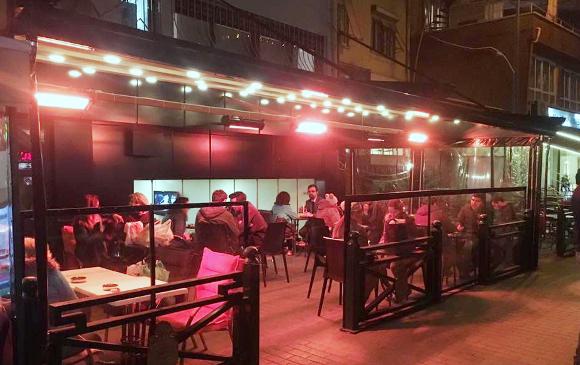 Promienniki ciepła zewnętrzne - ogrzewanie w ogródkach restauracji i barów